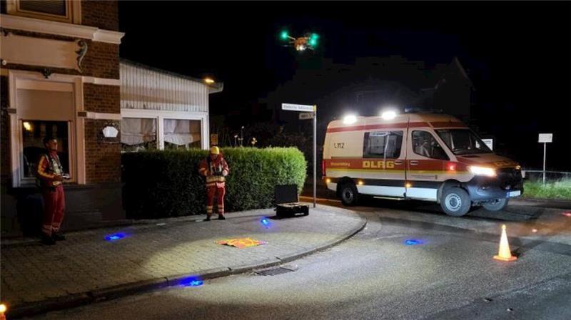 Betrunkener klingelt an Haustür: Rettungskräfte suchen Mann mit Helikopter Mit zwei Drohnen machte sich die DLRG Ortsgruppe Cuxhaven auf die Suche.