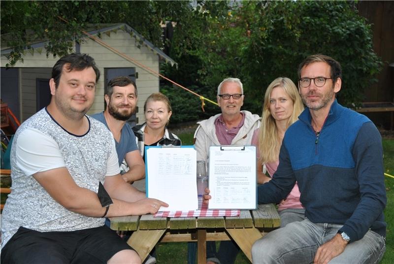 Anwohner kritisieren Pläne für den Baggersee Mit zwei Unterschriftenlisten wehren sich Anwohner gegen die Wohnbebauung am Baggersee: Fabian Hink, Sabine Stolte, Frank Dreist, Natalia und Viktor Braun und Helge Prange (von rechts). Foto: Lohmann