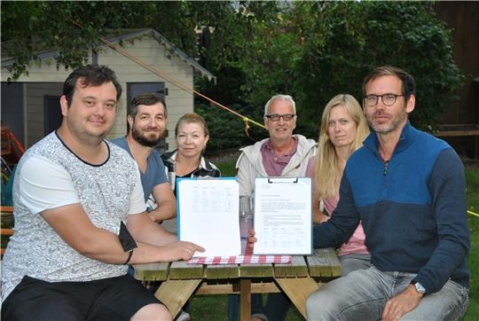 Mit zwei Unterschriftenlisten wehren sich Anwohner gegen die Wohnbebauung am Baggersee: Fabian Hink, Sabine Stolte, Frank Dreist, Natalia und Viktor Braun und Helge Prange (von rechts). Foto: Lohmann