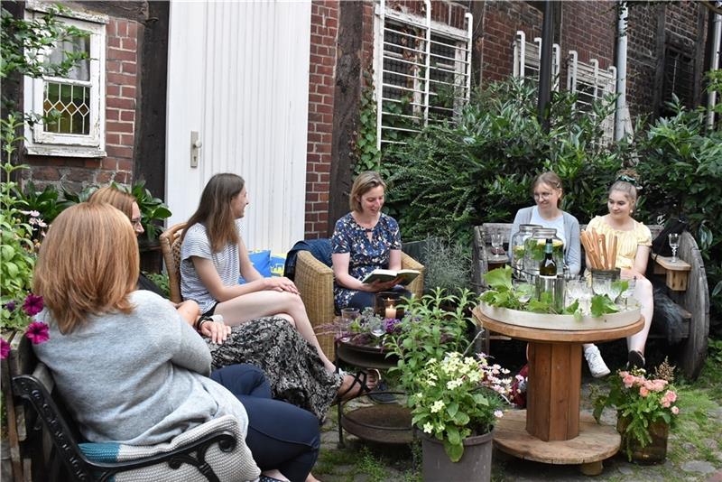Mit„Juli verteilt das Glück und findet die Liebe“sorgt Vorleserin Juliane Busse in Hoyers Gang bei Florales für ausgelassene Heiterkeit . Fotos: Weselmann