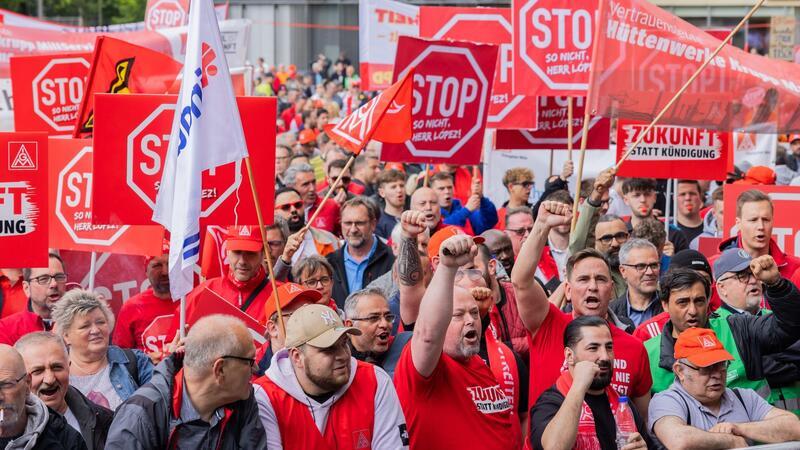 Thyssenkrupp: Aufsichtsrat für Einstieg von Energiefirma Mitarbeitende stehen bei einer Demonstration vor der Konzernzentrale von Thyssenkrupp.