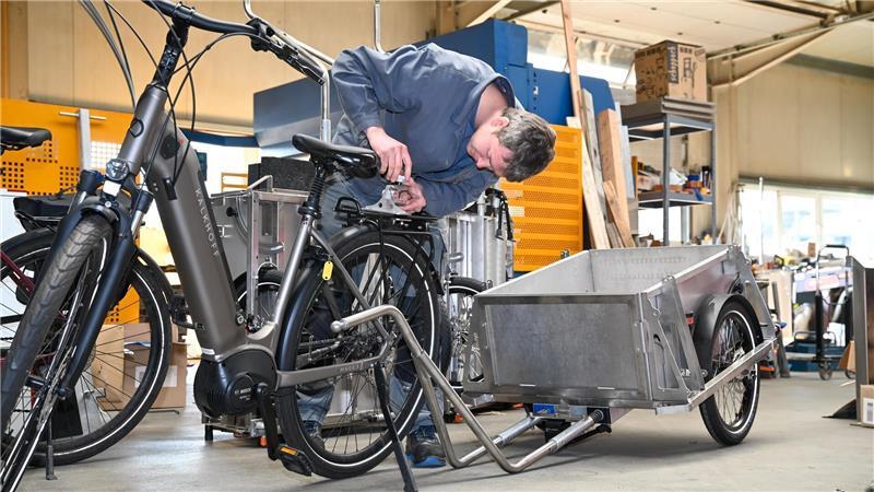 Unterkunft auf zwei Rädern: Ein Campingwagen fürs Fahrrad Mitarbeiter Finn Dordel checkt an einem Schwerlastanhänger noch mal alles durch.