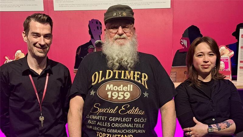 Mitarbeiter Ronny Schmidt, Körperspender Detlef Bieritz und Sophie Koller, Leiterin der Körperwelten-Ausstellung in Bremen.