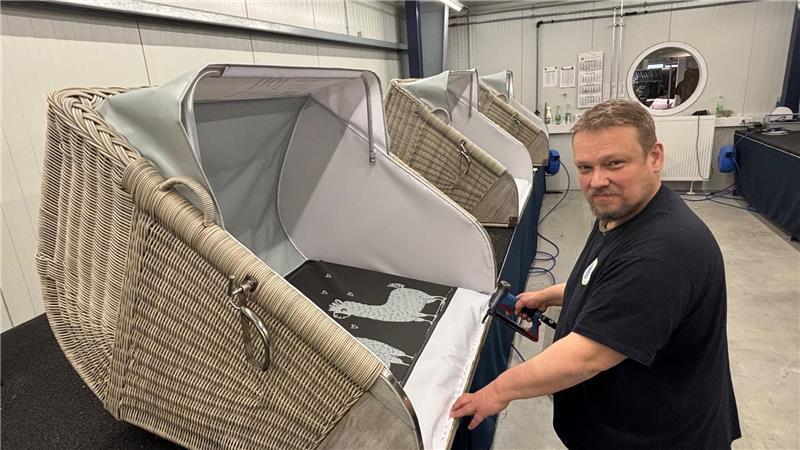 Mitarbeiter Thomas Vagts polstert einen Strandkorb.