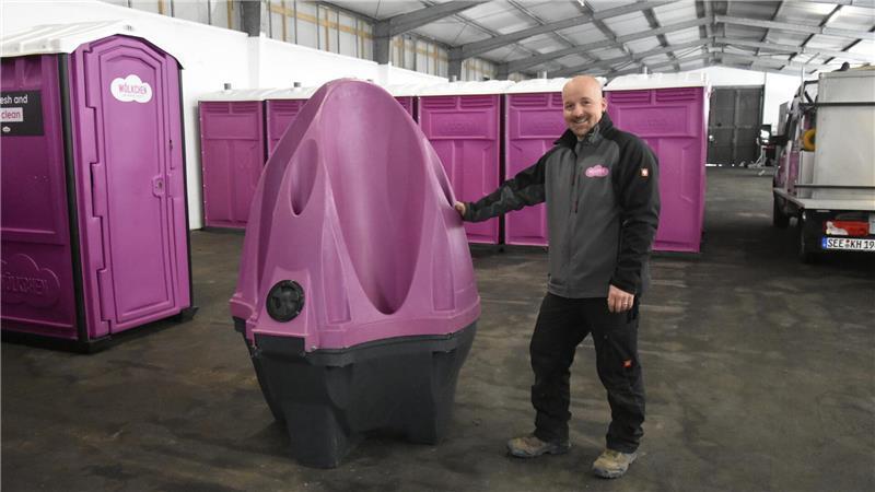 Toiletten mit Bubblegum-Duft: Das steckt hinter den pinken WCs im Alten Land Mitarbeiter Tim Hermann präsentiert die Rakete.