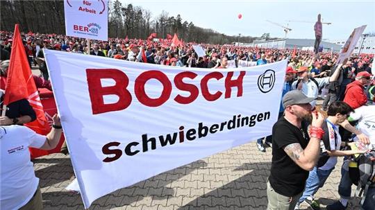 Mitarbeiter demonstrieren für eine Mitbestimmung bei dem von Bosch geplanten Stellenabbau.