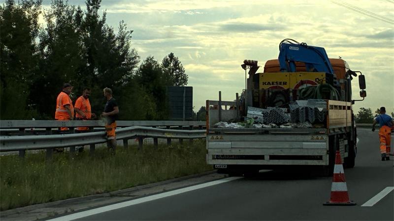 Mitarbeiter der Autobahnmeisterei bessern am Donnerstagmorgen auf der A26 bei Horneburg eine beschädigte Leitplanke aus.