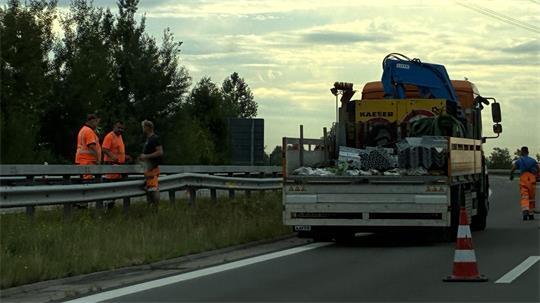 Mitarbeiter der Autobahnmeisterei bessern am Donnerstagmorgen auf der A26 bei Horneburg eine beschädigte Leitplanke aus.