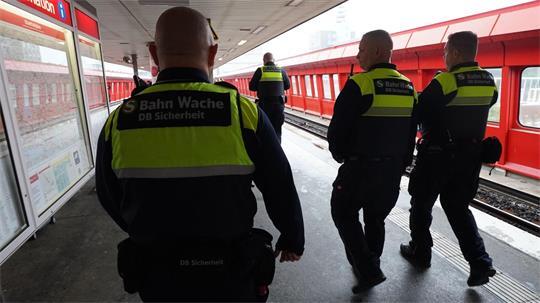 Mitarbeiter der Bahn Wache der DB Sicherheit gehen über den Bahnsteig der S-Bahnstation Hammerbrook. (Archivbild)