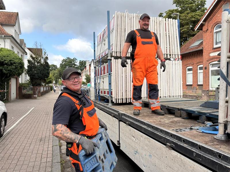 Mitarbeiter der Bremer Verkehrstechnik GmbH hieven am Montagmorgen etliche knapp 30 Kilo schwere Füße der Absturzgitter auf den Lkw. „Die Teile werden mit jedem Mal schwerer“, sagen sie.