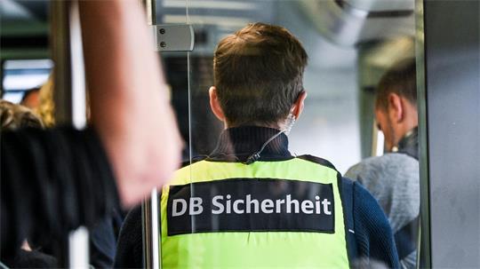 Mitarbeiter der DB-Sicherheit: Betrunkener war nur mit Pfefferspray zu stoppen.