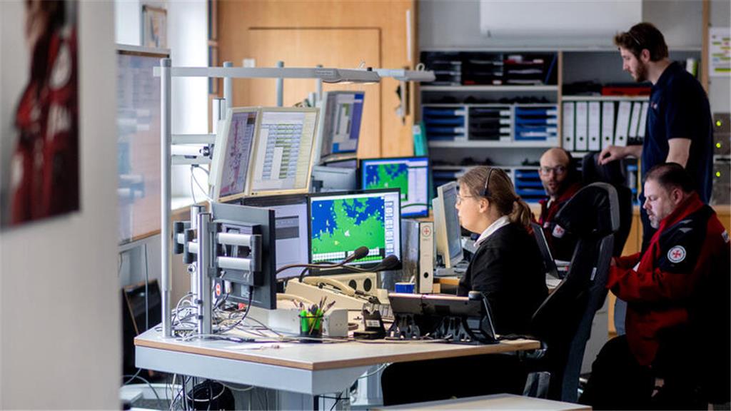 Mitarbeiter der Deutschen Gesellschaft zur Rettung Schiffbrüchiger (DGzRS) koord...