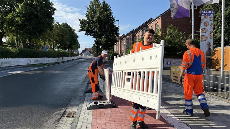 Mitarbeiter der Firma Bremer Verkehrstechnik aus Bremervörde bauten am Montagmorgen auf mehr als einem Kilometer die Absperrungen, sogenannte Absturzgitter, ab.