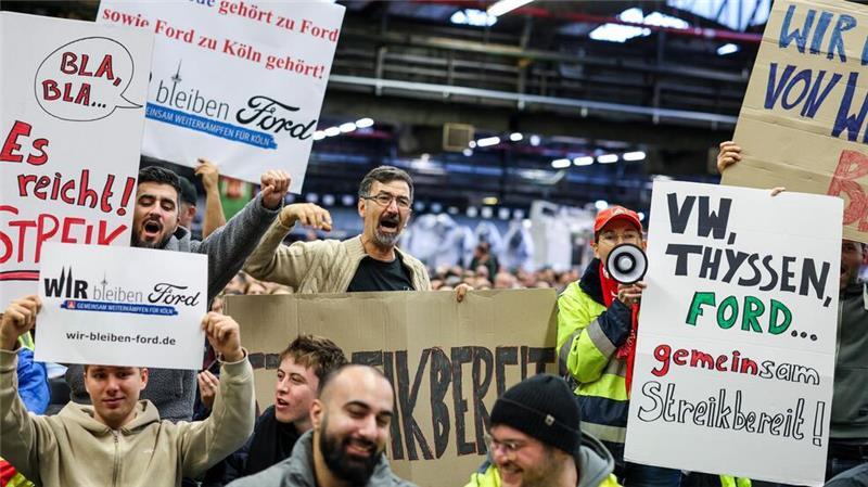 Förderspritze für Elektroautos? Scholz sieht Brüssel am Zug Mitarbeiter der Ford-Werke in Köln machen bei der Betriebsversammlung ihrem Frust Luft.