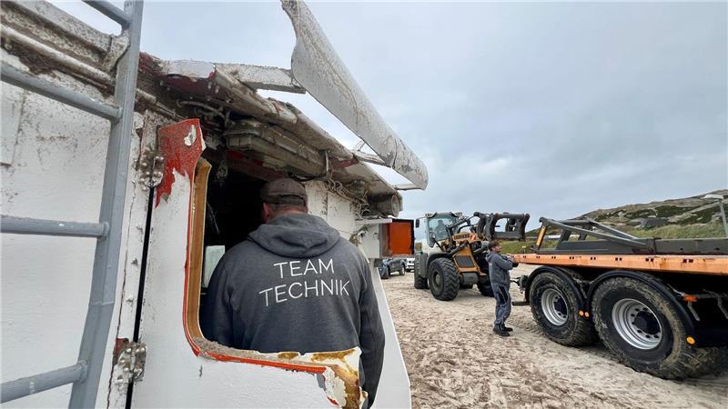 Führerhäuschen des vor Sylt gesunkenen Lotsenbootes geborgen Mitarbeiter der Gemeinde aus Hörnum und Westerlands haben den vor Sylt (Hörnum) angespülten Aufbau eines ehemaligen Lotsenbootes vom Strand geborgen.