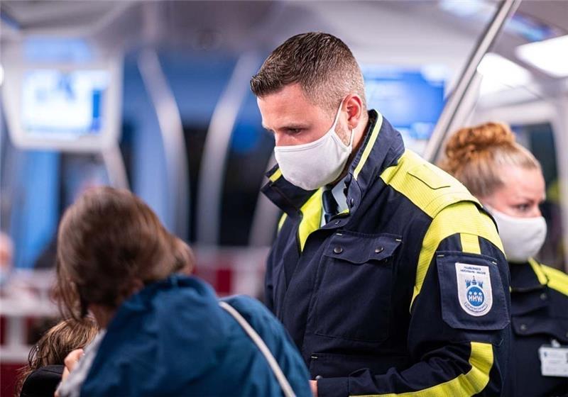 OP-Maske in S-Bahn reicht künftig aus – Strengere Regeln im Fernverkehr Mitarbeiter der Hamburger Hochbahn-Wache kontrollieren die Einhaltung der Maskenpflicht in einer U-Bahn. Foto: Reinhardt/dpa
