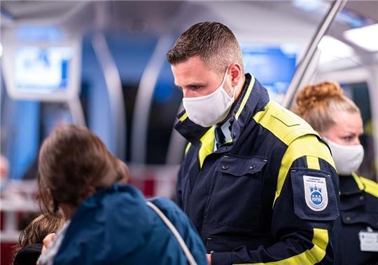 Mitarbeiter der Hamburger Hochbahn-Wache kontrollieren die Einhaltung der Maskenpflicht in einer U-Bahn. Foto: Reinhardt/dpa