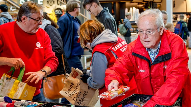Hamburger unterstützen Tafel großzügig mit Spenden Mitarbeiter der Hamburger Tafel sortieren im Einkaufszentrum Europa Passage gespendete Lebensmittel. Foto: Axel Heimken/dpa