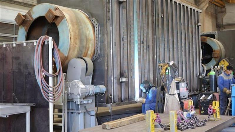 Mitarbeiter der Haux-Life-Support GmbH bei der Arbeit an einer Druckkammer, die für die Rettung von verunglückten Tauchern entscheidend sein kann.