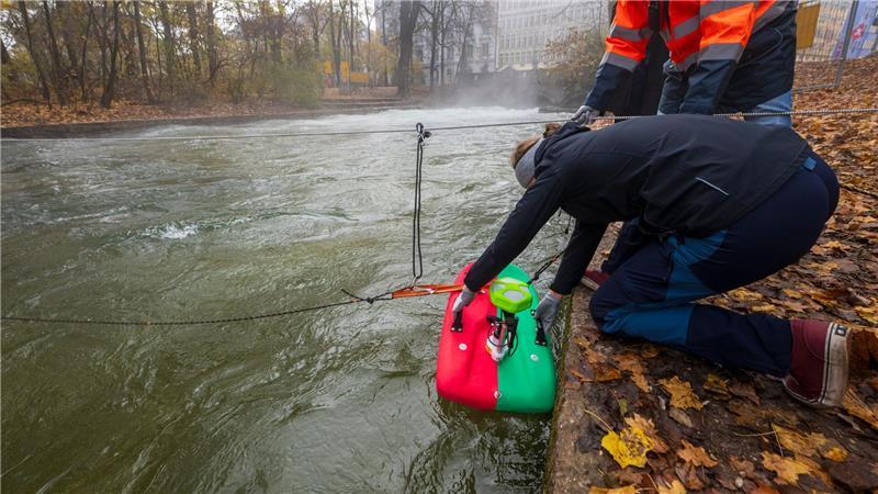 Mitarbeiter der Helmut-Schmidt-Universität aus Hamburg, Fachrichtung Wasserbau, vermessen mit speziellen Geräten den Strömungsverlauf und den Untergrund der Eisbachwelle im Englischen Garten.