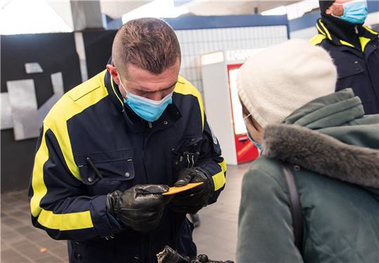 Mitarbeiter der Hochbahn-Wache kontrollieren am U-Bahnhof Burgstraße die Einhaltung der 3G-Regeln in Bus und Bahn des Hamburger Verkehrs-Verbunds (HVV). Foto: Daniel Bockwoldt/dpa