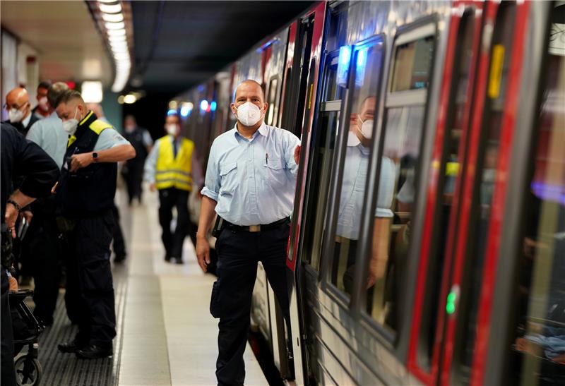 Hunderte Verstöße bei Maskenkontrollen in der U-Bahn in Hamburg Mitarbeiter der Hochbahn-Wache kontrollieren die Maskenpflicht in den ankommenden Zügen im U-Bahnhof Burgstraße in Hamburg. Foto: Marcus Brandt/dpa