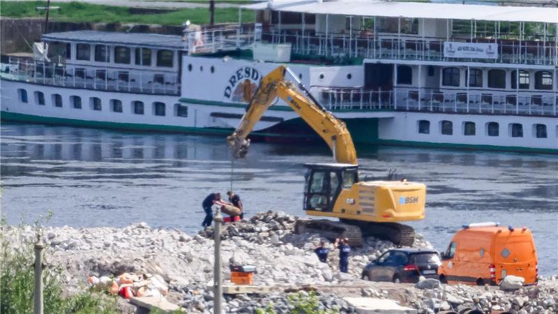 Weltkriegsbombe in Dresden entschärft Mitarbeiter der Kampfmittelbeseitigung Sachsen transportieren während der Entschärfung am Fundort eine 250 Kilogramm schwere Weltkriegsbombe ab.