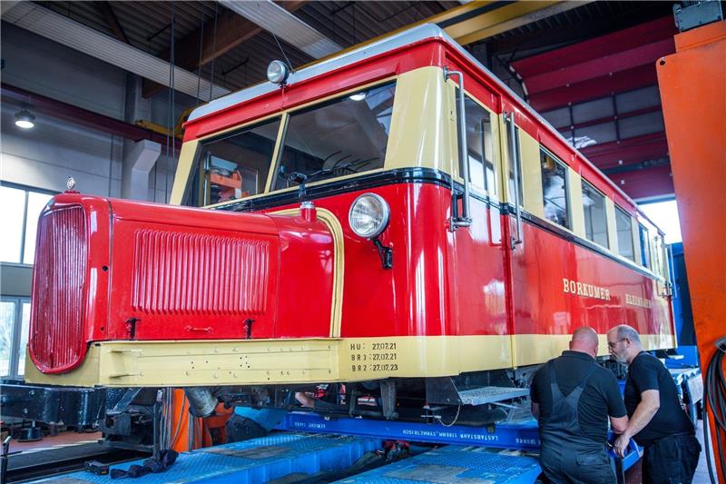 „Schweineschnäuzchen” zu Gast auf Mollis Schienen Mitarbeiter der Kleinbahn Molli entladen den Triebwagen T1 der Borkumer Kleinbahn.