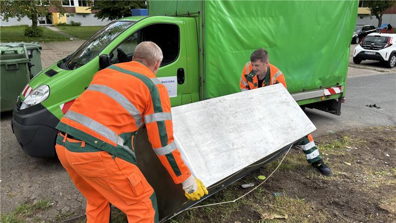 Ratten im Müll: Wie die Stadt Stade im Altländer Viertel aufräumt Mitarbeiter der Kommunalen Betriebe Stade räumen regelmäßig im Altländer Viertel auf. Der Stadt entstehen dadurch Kosten in Höhe von 60.000 Euro im Jahr.