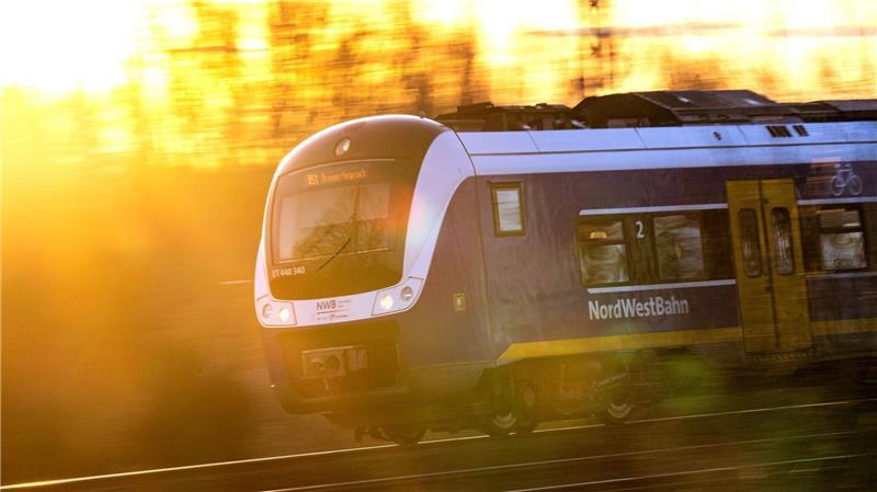 Mitarbeiter der Nordwestbahn erhalten mehr Geld. (Archivbild)
