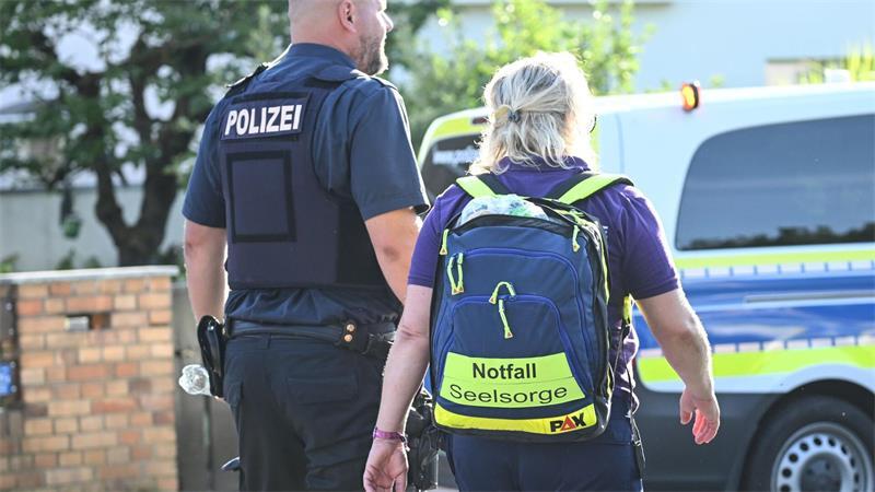 Gewalttat mit zwei Toten an Schule schockt Brandenburg Mitarbeiter der Notfallseelsorge sind am Einsatzort.