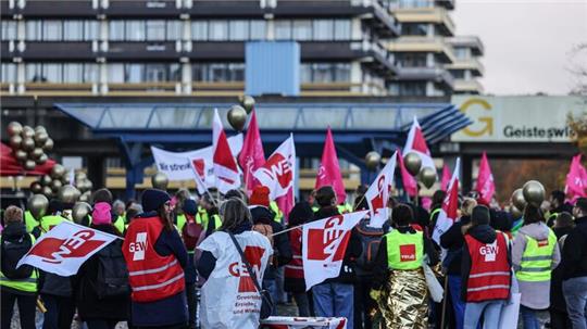 Mitarbeiter der Ruhr-Universität Bochum versammeln sich zu einem Warnstreik auf dem Campus.