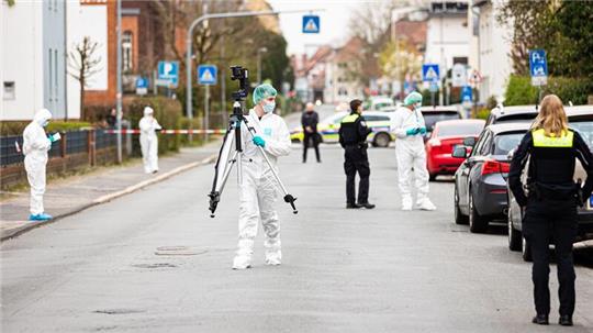 Mitarbeiter der Spurensicherung der Polizei arbeiten am Tatort in Nienburg.