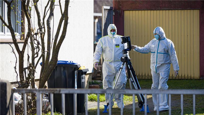 Mitarbeiter der Spurensicherung der Polizei arbeiteten vor dem Tatort: ein Einfamilienhaus in der Region Hannover.