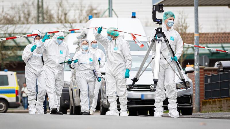 Messermann wütete zuvor am Bahnhof Harburg Mitarbeiter der Spurensicherung der Polizei nach den tödlichen Schüssen in Nienburg.