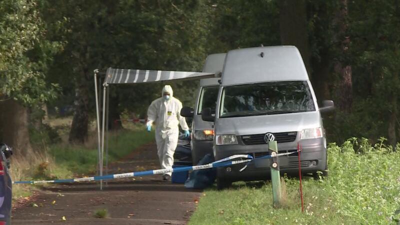 Menschliche Knochen gehören zu Leiche von Würmsee-Mord Mitarbeiter der Spurensicherung in dem Waldstück bei Fuhrberg im Einsatz.