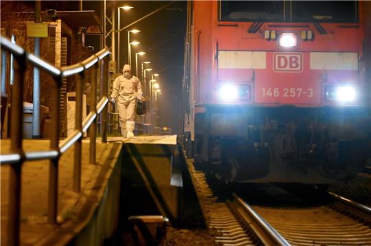 Mitarbeiter der Spurensicherung sind auf einem Bahnsteig neben dem Regionalzug im Bahnhof im Einsatz. Eine 17-Jährige und ihr zwei Jahre älterer Freund starben durch die Messerattacke in einem Zug bei Brokstedt. Am Freitag beginntdie juristische Aufarbeitung des Messerangriffs. Foto: Jonas Walzberg/dpa