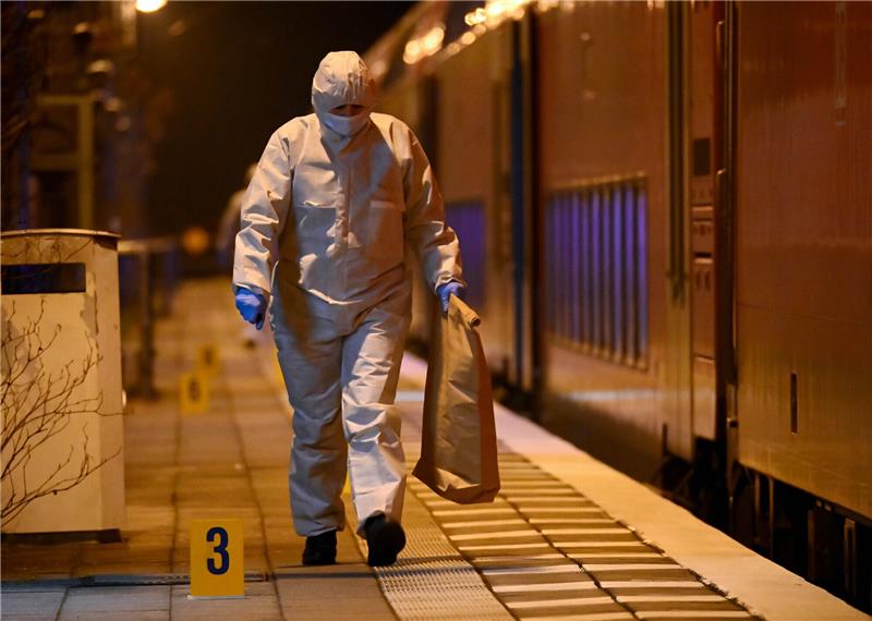 Mitarbeiter der Spurensicherung sind auf einem Bahnsteig bei einem Regionalzug im Einsatz. Bei einer Messerattacke in einem Regionalzug von Kiel nach Hamburg sind zwei Menschen getötet und mehrere verletzt worden. Die Tat ereignete sich nach Angaben der Bundespolizei kurz vor 15.00 Uhr vor der Ankunft des Zuges im Bahnhof Brokstedt im Kreis Steinburg. Foto: Jonas Walzberg/dpa