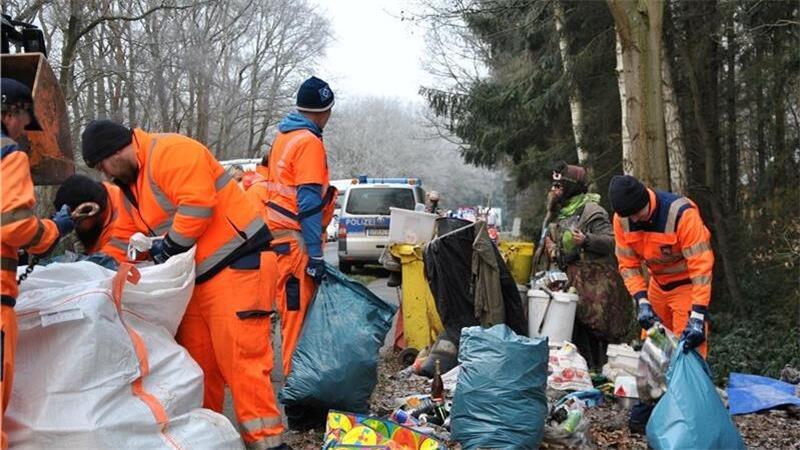 Mitarbeiter der Straßenmeisterei räumten regelmäßig den Müll von der B73.