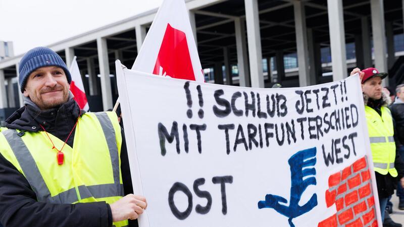 Mitarbeiter der Unternehmenssparte Lufthansa Technik demonstrieren vor der Abflughalle im Terminal 1 des Flughafens BER.