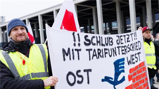 Mitarbeiter der Unternehmenssparte Lufthansa Technik demonstrieren vor der Abflughalle im Terminal 1 des Flughafens BER.