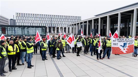 Mitarbeiter der Unternehmenssparte Lufthansa Technik demonstrieren vor der Abflughalle im Terminal 1 des Flughafens BER.