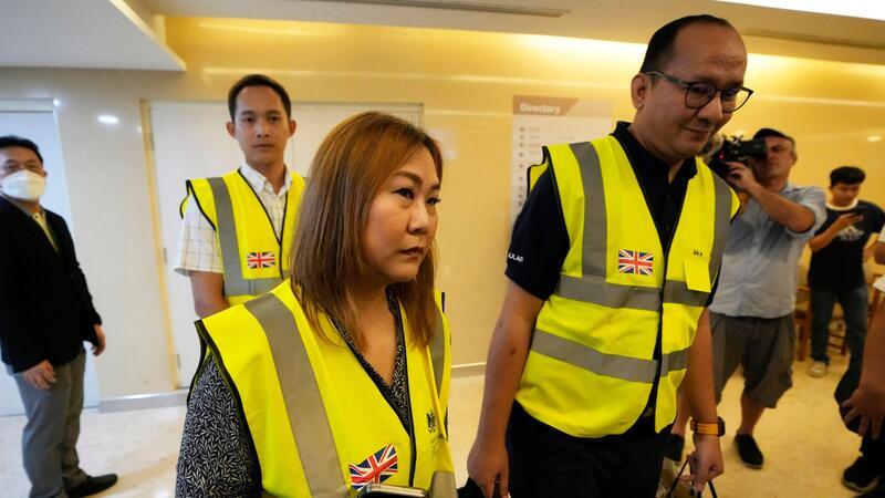 Nach Notlandung: Passagiere nach Singapur geflogen Mitarbeiter der britischen Botschaft besuchen in einem Hospital in Bangkok britische Passagiere, die bei dem Flug verletzt wurden.