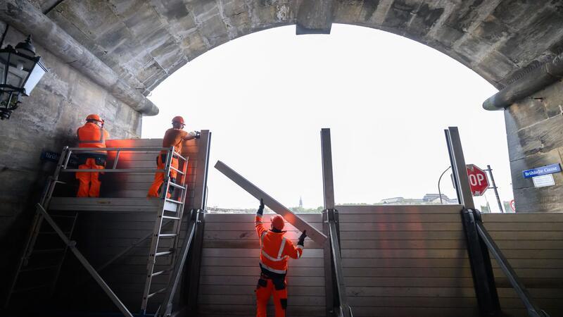 Mitarbeiter der technischen Dienste in Dresden bauen einen Schutz gegen das Hochwasser der Elbe auf. 