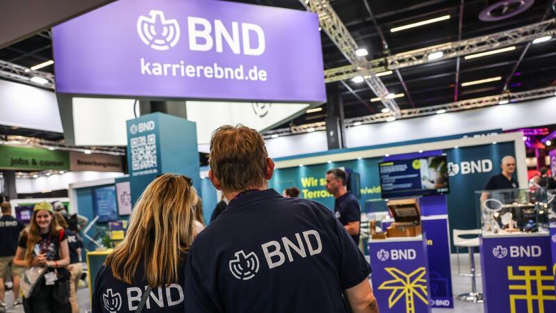 Mitarbeiter des BND stehen am Gamescom-Messestand ihrer Behörde. Die Bundesbehörde zählt circa 6.500 Beschäftigte.