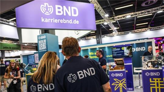 Mitarbeiter des BND stehen am Gamescom-Messestand ihrer Behörde. Die Bundesbehörde zählt circa 6.500 Beschäftigte.