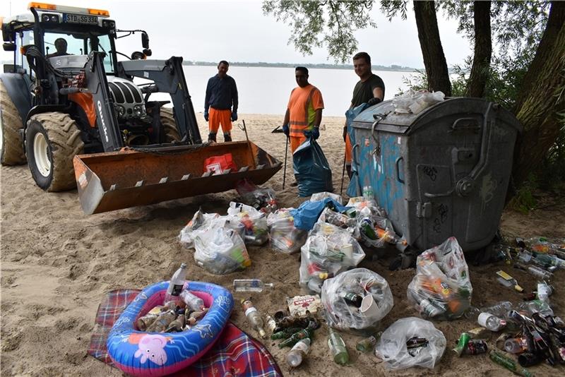 Mitarbeiter des Bauhofes der Samtgemeinde Lühe sammeln den Müll am Bassenflether Strand ein. Foto: Vasel