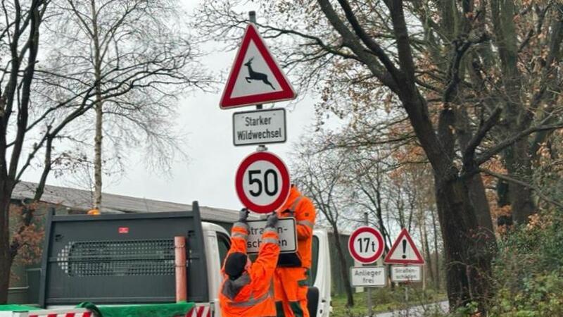 Posse: Schildchen-wechsel-dich-Spiel am Hagener Weg in Dollern geht weiter Mitarbeiter des Bauhofs der Samtgemeinde Horneburg montieren die Tempo 30-Schilder am Montagmorgen am Hagener Weg in Dollern.