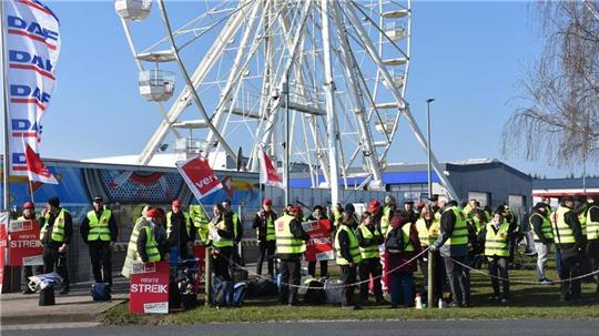 Mitarbeiter des Ersatzteillagers von Fricke, Gewerkschaftsmitglieder anderer Unternehmen und Verdi-Vertreter streiken für mehr Lohn und bessere Arbeitsbedingungen.