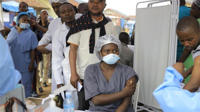 Mitarbeiter des Gesundheitswesens sollen im Osten des Kongo eine Dosis des Ebola-Impfstoffs erhalten. (Archivbild)